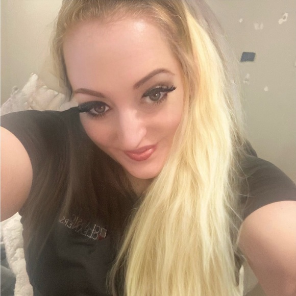 Single Mom/ Widow/ Recovering Addict/ Poshmark Queen - Picture 5 of 16